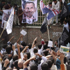 Manifestantes en Afganistán queman fotografías de Obama y banderas de Estados Unidos.