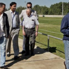 Tariq Soni, segundo por la izquierda, en su visita al Área Deportiva de Puente Castro, a la que tamb