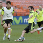 Los jugadores de la selección española Javi Martínez (i) y Juan Mata (d), durante la sesión de trabajo en Washington.
