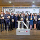 Foto de familia de los premiados con algunas de las autoridades presentes en el acto.