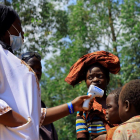 Un médico congoleño toma la temperatura a un niño antes de empezar la campaña de vacunación del ébola en la población de Beni, en el Congo.