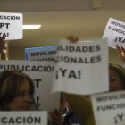 Cerca de 30 personas protestaron ayer en Educación.
