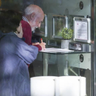 Un hombre firma en el libro de condolencias. FERNANDO OTERO