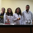 Las alumnas, con su profesor en el laboratorio del colegio. DL