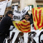 Grupos de manifestantes convocados por independentistas y republicanos, a las puertas del juzgado de Palma, este sábado.
