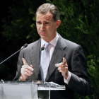 El rey Felipe VI pronuncia su discurso durante el acto de entrega de losPremios Novia Salcedo. TEJIDO