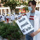 Varios residentes de medicina participan en una protesta, convocada este martes por la Confederación Estatal de Sindicatos Médicos (CESM). CHEMA MOYA