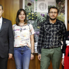 Los autores del libro, ayer, durante la presentación en el aula de grados de Biológicas. MARCIANO