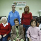 Candela Soto, a la izquierda, sentada, junto a parte de los miembros de la junta directiva de Alcer