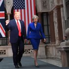 Donald Trump y Theresa May llegan a la rueda de prensa en la sede de la Commonwealth. NEIL HALL