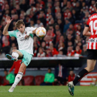 Pablo Ibáñez en el momento de golpear el balón que ponía el 1-1. TOÑA