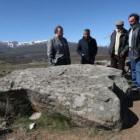 Eduardo Fernández y Jesús Courel visitaron ayer algunos de los petroglifos