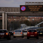 Carteles informativos en la M-30 sobre las restricciones de tráfico en Madrid debido a la contaminación.