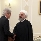 El ministro de Exteriores español, Alfonso Dastis, saluda la presidente de Irán, Hasán Rohani, este miércoles en Teherán.