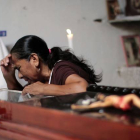Una mujer llora sobre el féretro de Miguel Ángel Jiménez, este domingo en Xaltianguis.
