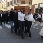 El féretro con los restos mortales de María Valladares fue trasladado a la iglesia a hombros de familiares y amigos.