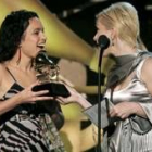Norah Jones recibe de Cyndi Lauper uno de los Grammy de Ray Charles