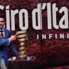 Tom Dumoulin , el 29 de noviembre, con el trofeo del Giro, el que consiguió la primavera pasada como último vencedor de la carrera.