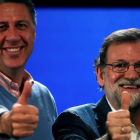 Albiol y Rajoy, ayer, durante el acto de campaña con motivo de las elecciones catalanas. J. ETXEZARRETA