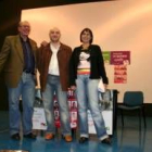 José Antonio Diago, Fernando Fernández y Ruth Alonso, durante el mitin de IU en La Robla