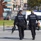 Una patrulla de la Guardia Urbana, a pie.