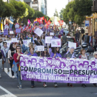 Manifestación de denuncia en León por el incumplimiento del compromiso económico que impedía la creación del pacto de estado contra la violencia de género en mayo del año pasado . FERNANDO OTERO PERANDONES