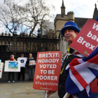Activistas pro y anti ‘brexit’ se manifiestan frente al Parlamento en Londres. ANDY RAIN