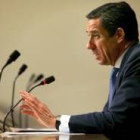 El portavoz parlamentario popular, Eduardo Zaplana, durante la rueda de prensa que ofreció ayer