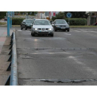 El puente se encuentra muy dañado, con las juntas de dilatación combadas y al descubierto y el asfalto lleno de baches.