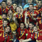Los jugadores de la selección española sub 21 celebran con el trofeo la victoria conseguida ante Italia en la final del Europeo.