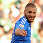 Benzema celebra su gol ante el Betis.