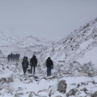 Un grupo de alpinistas se dirigen a uno de los campamentos del Everest.