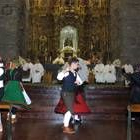 La ofrenda a la Virgen del Camino va acompañada de bailes y cánticos