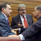 Alejandro Valderas y José María Gonzalez conversan con Mateos en el Pleno de ayer.
