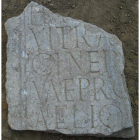 Detalle de una estela de mármol con una inscripción dedicada a Antonio Pio, Emperador romano del siglo II, hallada en la excavación  de la calle San Pelayo. ARCHIVO