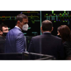 Pedro Sánchez y el ministro Ábalos el jueves, en la visita al Centro de Regulación y Control de AV) en Madrid. FERNANDO CALVO