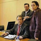 Sancho Gracia (sentado), Antonio Chamizo y María Isasi, protagonistas de 'Días sin Luz'.