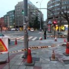 Señalización provisional en la parte de las aceras que se eliminarán en la carretera de Asturias.