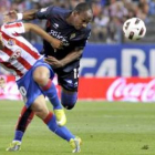 Agüero, a la izquierda, disputa un balón con el defensa francés Gregory del Sporting de Gijón.