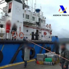 Incautados 3.300 kilos de cocaína en un carguero abordado en el mar.