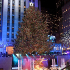 Nueva York repitió una tradición que se mantiene desde hace ocho décadas con el encendido del emblemático árbol de Navidad. /