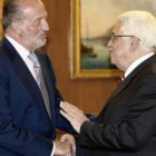 El Rey Juan Carlos saluda al presidente palestino.