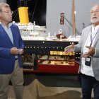 El alcalde Antonio Silván y Jesús Ferreiro, presidente de la Fundación Titanic, ante la mayor maqueta del trasatlántico. RAMIRO