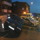 El coche se empotró contra otros dos y un contenedor. BOMBEROS DE LEÓN