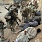Los marines detienen a un grupo de insurgentes en el centro de Faluya