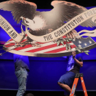 Dos trabajadores ultiman el escenario del debate entre Trump y Biden. MICHAEL REYNOLDS
