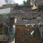Ayer comenzaron a retirar las 30 toneladas de piedras y tierra que cayeron sobre la travesía.