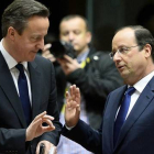 El primer ministro británico, David Cameron (izquierda) habla con el presidente francés, este viernes en Bruselas.
