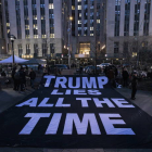 Un cartel gigante en una calle de Nueva York en el que se puede leer Trump miente todo el tiempo. JUSTIN LANE