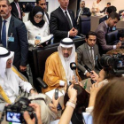 El ministro saudi de Energia  Khalid al-Falih (en el centro) atiende a los medios durante una reunión de la Organización de Paises Exportadores de Petroleo (OPEP).